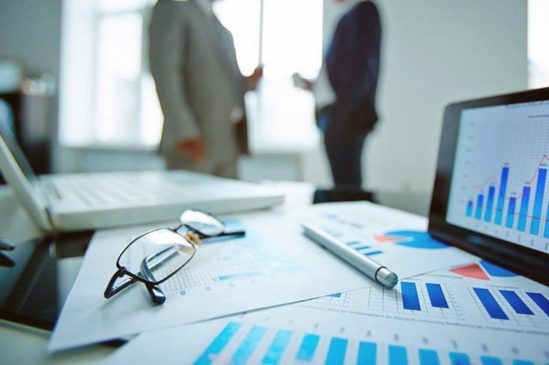 Instructores trabajando con herramientas de análisis SEO