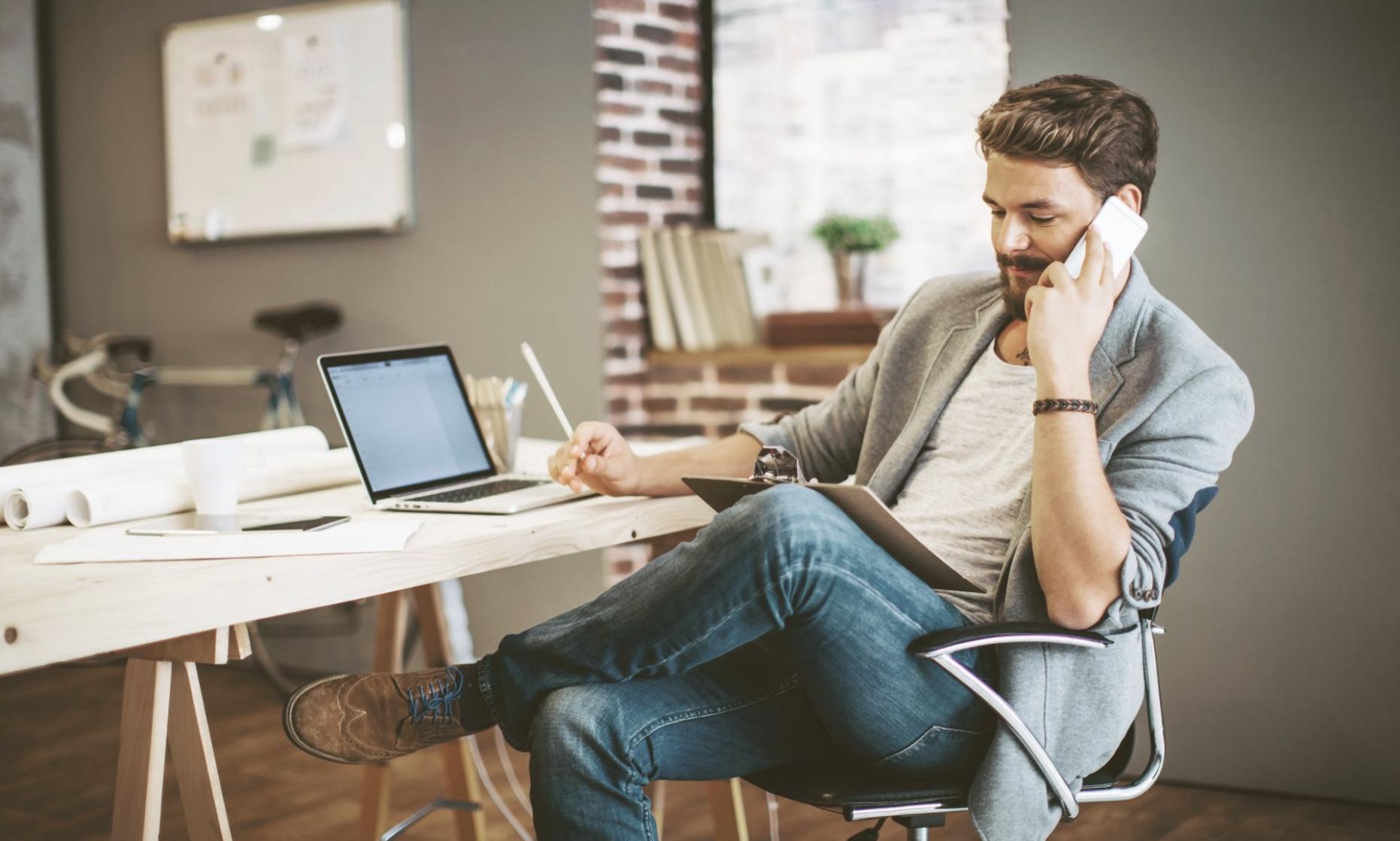 Instructor explicando analítica de tráfico web a un grupo de participantes